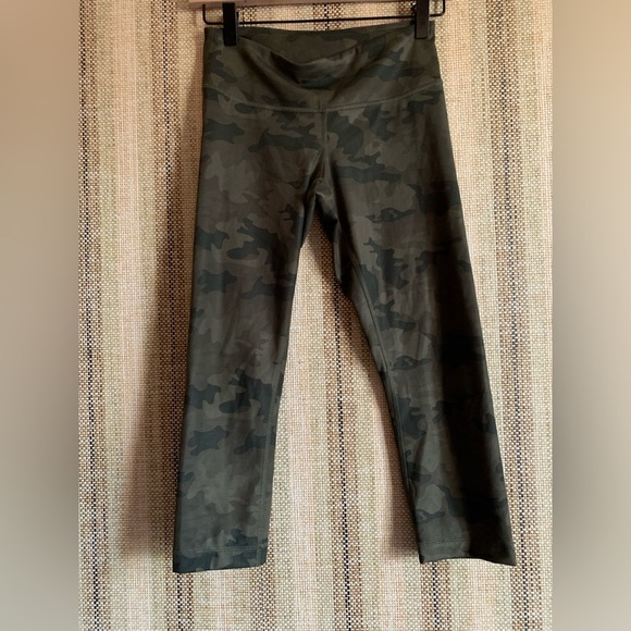 Lululemon Capri Women Bottom Pants Camo Size 4 Small Green Activewear Clothing - Picture 1 of 3